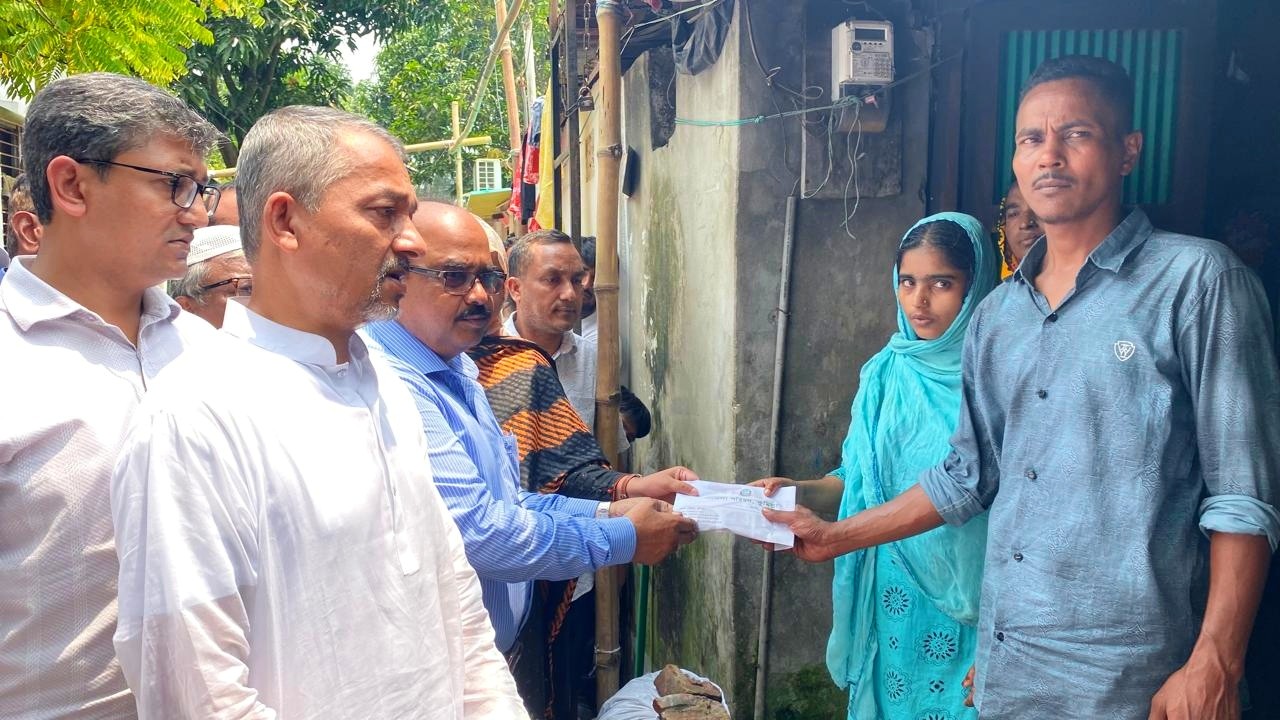 কুমিল্লায় ড্রেনে ডুবে নি-হ-ত স্মৃতির পরিবারের পাশে দাঁড়িয়েছেন জেলা পরিষদের প্রশাসক মো: মোস্তাক মিয়া